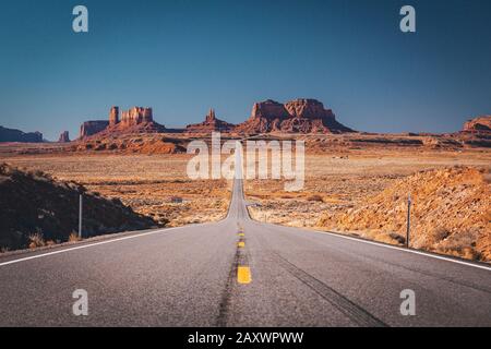 Strada vicino Forrest Gump Point, Monument Valley Foto Stock