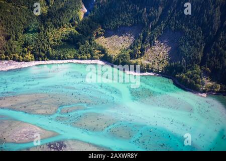 Fiume Stave che scorre attraverso i canali verso il lago Stave. Foto Stock