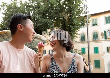 Buona coppia gustando il gelato a Firenze Foto Stock