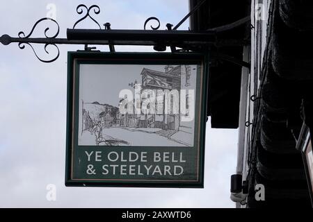 Woodbridge, Suffolk, Regno Unito - 13 febbraio 2020: Cartello da pub per Ye olde Bell and Steelyard in New Street. Foto Stock