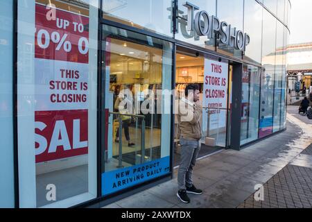 Windsor, Regno Unito. 13 Febbraio 2020. Un negozio Topshop nei Cantieri di Windsor, un'area commerciale nel cuore della città storica, mostra gli avvisi di chiusura. Un negozio di New Look nelle vicinanze è anche destinato alla chiusura e i negozi Timberland e Lakeland sono stati chiusi nei Cantieri di Windsor dal nuovo anno. Le chiusure sono indicative di difficili condizioni commerciali per il commercio al dettaglio su strada. Credit: Mark Kerrison/Alamy Live News Foto Stock