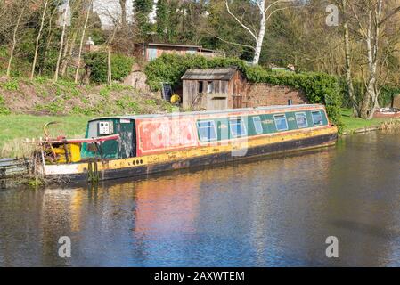 narrowboat trascurato sul fiume Stour a Kinver Lock, South Staffordshire Foto Stock