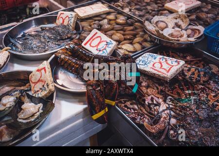 Aragosta, gamberi e cozze sul mercato dei frutti di mare a Hong Kong, Foto Stock