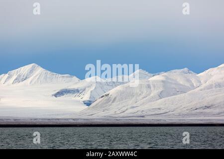 Montagne innevate a Billefjorden, fiordo centrale dell'Isfjorden, Svalbard / Spitsbergen, Norvegia Foto Stock