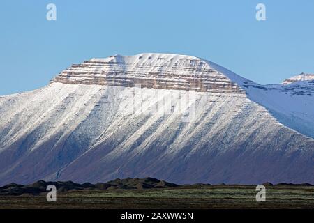 Montagna innevata a Billefjorden, fiordo centrale dell'Isfjorden, Svalbard / Spitsbergen, Norvegia Foto Stock