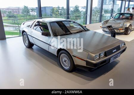 Wolfsburg, GERMANIA - 29 marzo 2015. Auto DeLorean dal 1982 in mostra al museo Autostadt di Wolfsburg. L'auto dal film di nuovo al futuro. Foto Stock