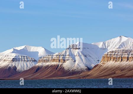 Montagne innevate a Billefjorden, fiordo centrale dell'Isfjorden, Svalbard / Spitsbergen, Norvegia Foto Stock