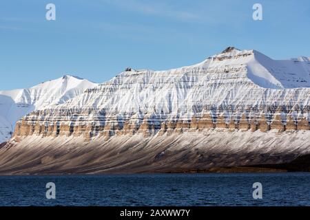 Montagne innevate a Billefjorden, fiordo centrale dell'Isfjorden, Svalbard / Spitsbergen, Norvegia Foto Stock