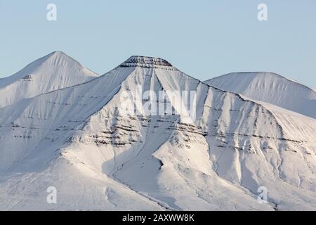 Montagne innevate a Billefjorden, fiordo centrale dell'Isfjorden, Svalbard / Spitsbergen, Norvegia Foto Stock