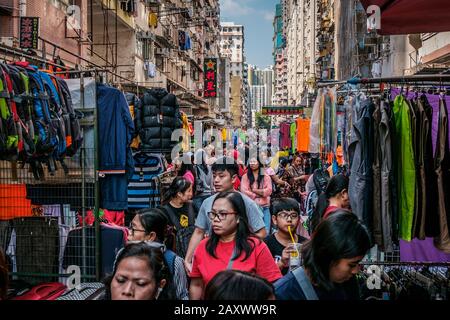 Hong Kong, novembre 2019: Persone su strade affollate a Hong Kong, Cina Foto Stock
