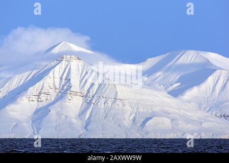 Montagne innevate a Billefjorden, fiordo centrale dell'Isfjorden, Svalbard / Spitsbergen, Norvegia Foto Stock