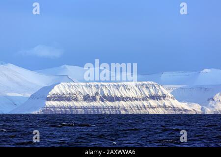 Montagne innevate a Billefjorden, fiordo centrale dell'Isfjorden, Svalbard / Spitsbergen, Norvegia Foto Stock