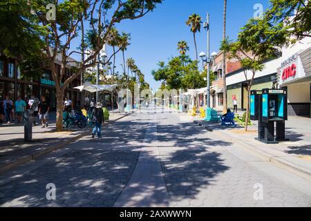 I turisti si rilassano sulla 3rd Street Promenade, Santa Monica, California, Stati Uniti d'America. STATI UNITI. Ottobre 2019 Foto Stock