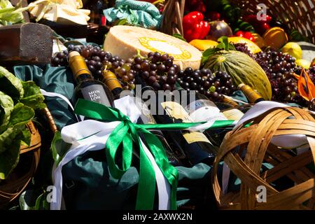 Vino locale e formaggio in stallo sul mercato a Gran Canaria, Isole Canarie, Spagna Foto Stock