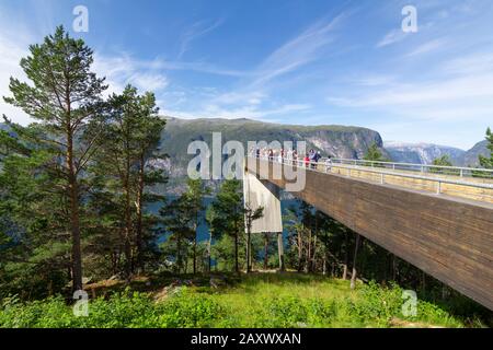 Le persone che ricercano Aurlandsfjord dalla parte superiore del punto di vista Stegastein piattaforma, una moderna architettura lookout con maje Foto Stock