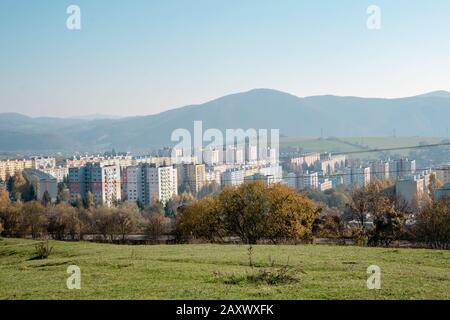 Vista dalla collina di Sasova - parte della città di Banska Bystrica, Slovacchia. Blocco di appartamenti in valle. Foto Stock