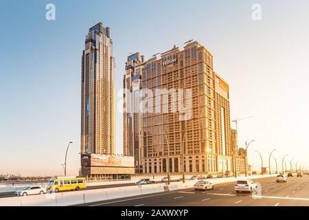 26 novembre 2019, Emirati Arabi Uniti, Dubai: Vista dall'autostrada trafficata ad alta velocità sui grattacieli del centro Foto Stock