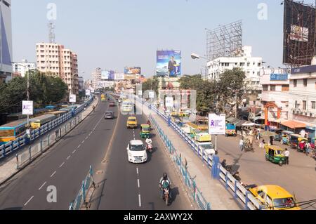 Traffico e pedoni sulle strade affollate della città in serata ora di punta sul ponte Dhakuria cavalcare una delle zone più trafficate di Calcutta. Calcutta, West Ben Foto Stock