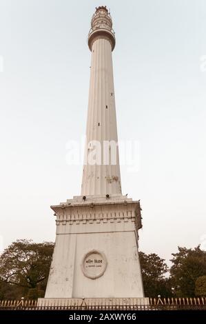 Shaheed Minar Martyrs Ochterlony Monument, famoso minareto colonna architettonica faro che rappresenta memoria British East India Company victor Foto Stock