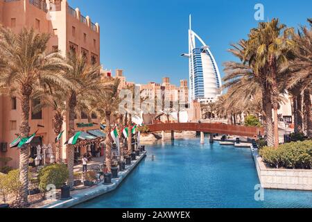 27 novembre 2019, Emirati Arabi Uniti, Dubai: Vista della città da Madinat sul famoso Seven Star Hotel Burj al Arab Foto Stock