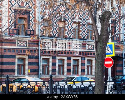 Mosca, RUSSIA - 8 FEBBRAIO 2020: Facciata di casa di appartamenti Del complesso patriarcale di Costantinopoli su Via Krapoivensky. L'edificio fu eretto in 1 Foto Stock