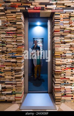 Bratislava, SLOVACCHIA - 8 GENNAIO 2020: Visitatori in ascensore fatti di libri alla Galleria della Città di Bratislava, Slovacchia Foto Stock