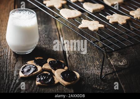Bellissimo colpo di cuore e biscotti a forma di stella e un bicchiere di latte Foto Stock
