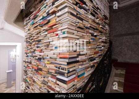 Bratislava, SLOVACCHIA - 8 GENNAIO 2020: Ascensore fatto di libri alla Galleria della Città di Bratislava, Slovacchia Foto Stock