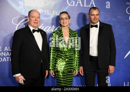 (L-R) Prince Albert II, attrice Sharon Stone e Milutin Gatsby partecipano al globaloceangala20 a Beverly Hills il 6 febbraio 2020 a Los Angeles, California. Foto Stock