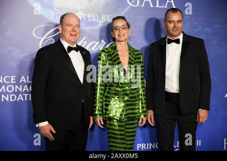 (L-R) Prince Albert II, attrice Sharon Stone e Milutin Gatsby partecipano al globaloceangala20 a Beverly Hills il 6 febbraio 2020 a Los Angeles, California. Foto Stock