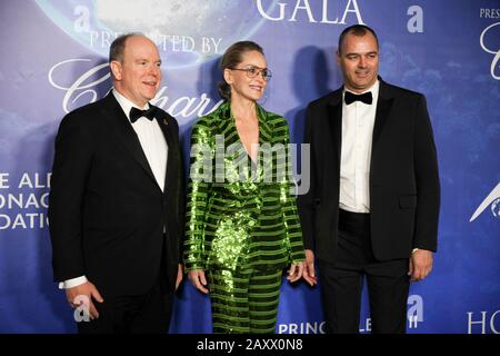 (L-R) Prince Albert II, attrice Sharon Stone e Milutin Gatsby partecipano al globaloceangala20 a Beverly Hills il 6 febbraio 2020 a Los Angeles, California. Foto Stock