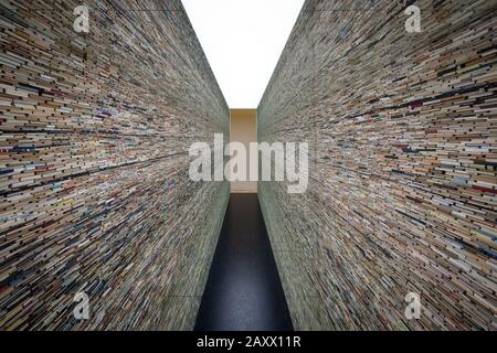 Bratislava, SLOVACCHIA - 8 GENNAIO 2020: Installazione di libri e specchi: Passaggio alla Galleria della Città di Bratislava, Slovacchia Foto Stock