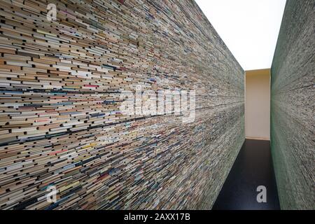 Bratislava, SLOVACCHIA - 8 GENNAIO 2020: Installazione di libri e specchi: Passaggio alla Galleria della Città di Bratislava, Slovacchia Foto Stock