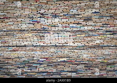 Bratislava, SLOVACCHIA - 8 GENNAIO 2020: Il muro fatto di libri e specchi presso la Galleria della Città di Bratislava, Slovacchia Foto Stock