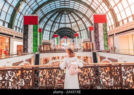 Un giovane turista cammina attraverso uno dei più grandi centri commerciali di Dubai - Emirates Mall. Viaggi in UAE concetto Foto Stock