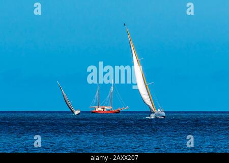 Barche da corsa che si incheggiano a Grand Anse Beach, St George's, Grenada Foto Stock