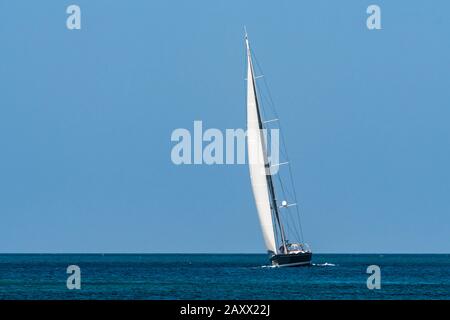 Singolo yacht da corsa a Grand Anse Beach, St George's, Grenada Foto Stock