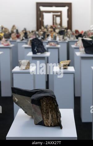 Bratislava, SLOVACCHIA - 8 GENNAIO 2020: Sculture e installazioni realizzate con innumerevoli libri presso la Galleria della Città di Bratislava, Slovacchia Foto Stock