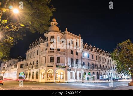 L'iconico hotel storico dello Sri Lanka, il Queen's Hotel, si trova nel cuore di Kandy Foto Stock