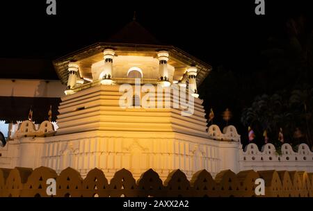 Sri Dalada Maligawa o il Tempio della Reliquia Dei Denti Sacri è un tempio buddista nella città di Kandy, Sri Lanka. Si trova nel palazzo reale co Foto Stock