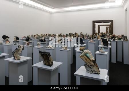 Bratislava, SLOVACCHIA - 8 GENNAIO 2020: Sculture e installazioni realizzate con innumerevoli libri presso la Galleria della Città di Bratislava, Slovacchia Foto Stock