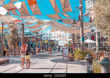 28 novembre 2019, Emirati Arabi Uniti, Dubai: Moderno quartiere ippico la Mer spiaggia di Dubai, famosa per il suo sviluppo urbano e la decorazione Foto Stock