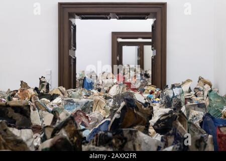 Bratislava, SLOVACCHIA - 8 GENNAIO 2020: Sculture e installazioni realizzate con innumerevoli libri presso la Galleria della Città di Bratislava, Slovacchia Foto Stock