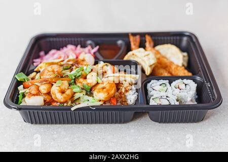 Scatola di plastica per pranzo bento da asporto. Cucina Giapponese e asiatica Foto Stock