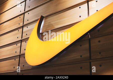27 novembre 2019, Emirati Arabi Uniti, Dubai Mall: Primo piano sul logo Nike presso il negozio di abbigliamento sportivo Foto Stock