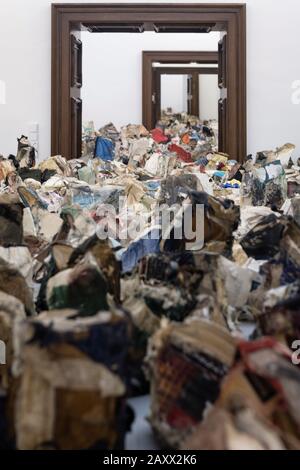 Bratislava, SLOVACCHIA - 8 GENNAIO 2020: Sculture e installazioni realizzate con innumerevoli libri presso la Galleria della Città di Bratislava, Slovacchia Foto Stock