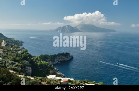 L'isola di Capri fuori punta della Costiera Amalfitana, l'Italia crea la propria formazione nube. Foto Stock