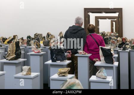 Bratislava, SLOVACCHIA - 8 GENNAIO 2020: Visitatori che guardano Sculture e installazioni realizzate con innumerevoli libri alla Galleria della Città di Bratislava, Sl Foto Stock