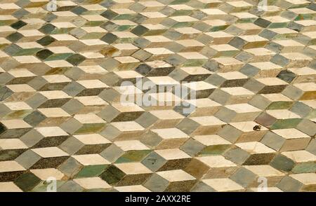 Un pavimento a mosaico romano raffigura un'illusione ottica alla Casa del Fauno a Pompei, in Italia Foto Stock