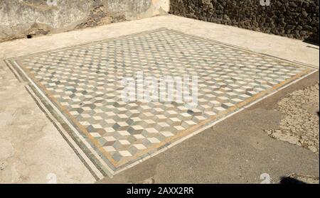 Un pavimento a mosaico romano raffigura un'illusione ottica alla Casa del Fauno a Pompei, in Italia Foto Stock